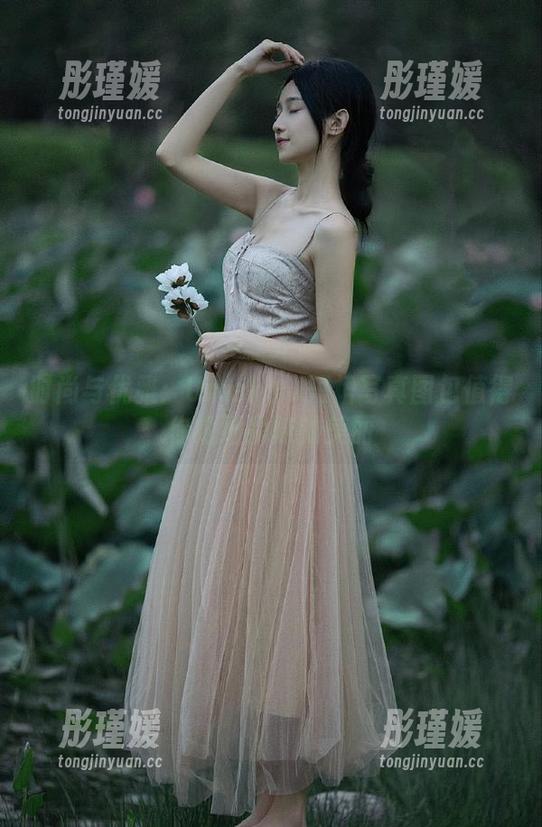 时尚与优雅：Umeko J短裙写真图包值得你细细品味的美丽